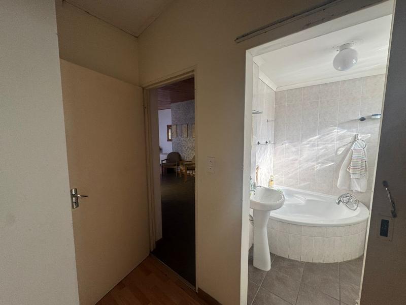 To Let 1 Bedroom Property for Rent in Athlone Western Cape
